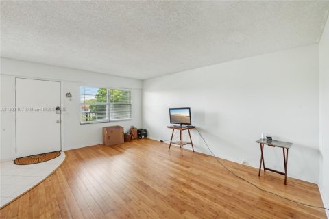 Condo in Pembroke Pines, Florida, 2 bedrooms  № 1797614 - photo 11