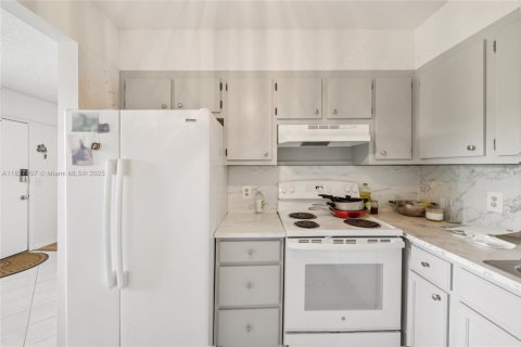 Condo in Pembroke Pines, Florida, 2 bedrooms  № 1797614 - photo 9