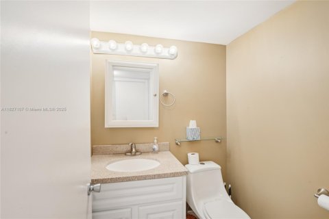 Condo in Pembroke Pines, Florida, 2 bedrooms  № 1797614 - photo 15