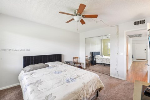Condo in Pembroke Pines, Florida, 2 bedrooms  № 1797614 - photo 20