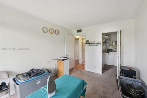 Condo in Pembroke Pines, Florida, 2 bedrooms  № 1797614 - photo 18