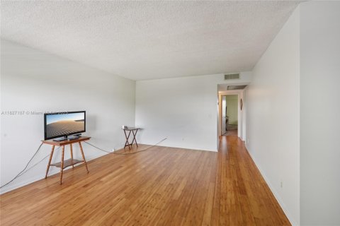 Condo in Pembroke Pines, Florida, 2 bedrooms  № 1797614 - photo 13