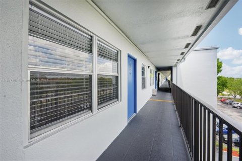 Condo in Pembroke Pines, Florida, 2 bedrooms  № 1797614 - photo 5
