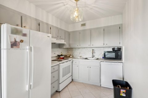 Condo in Pembroke Pines, Florida, 2 bedrooms  № 1797614 - photo 8