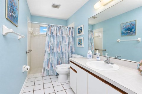 Condo in Englewood, Florida, 2 bedrooms  № 2383724 - photo 24
