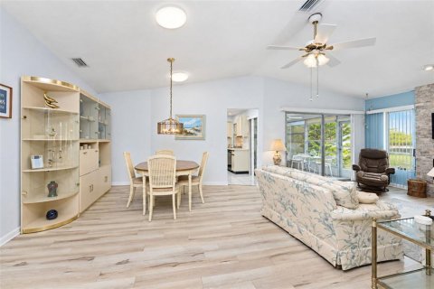 Condo in Englewood, Florida, 2 bedrooms  № 2383724 - photo 7