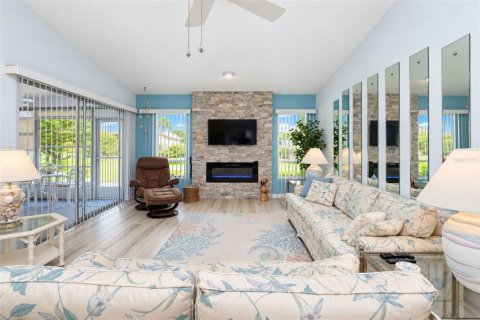 Condo in Englewood, Florida, 2 bedrooms  № 2383724 - photo 9