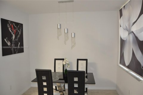 Condominio en alquiler en Aventura, Florida, 1 dormitorio, 69.68 m2 № 1888966 - foto 3