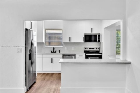 Купить виллу или дом в Майами-Бич, Флорида 4 спальни, 170.38м2, № 1972887 - фото 13