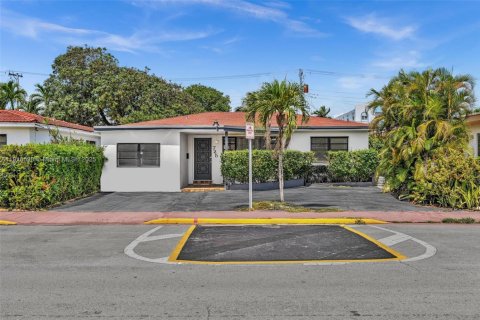 Купить виллу или дом в Майами-Бич, Флорида 4 спальни, 170.38м2, № 1972887 - фото 1