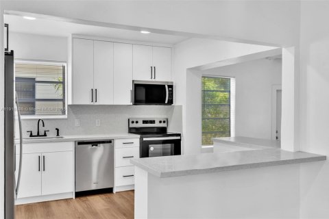 Купить виллу или дом в Майами-Бич, Флорида 4 спальни, 170.38м2, № 1972887 - фото 14