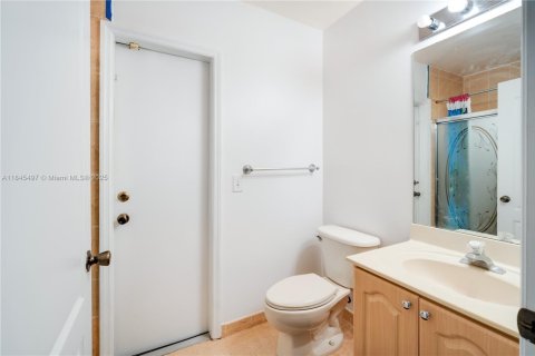 House in Miami, Florida 4 bedrooms, 203.18 sq.m. № 1844040 - photo 28