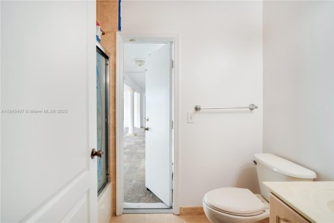 House in Miami, Florida 4 bedrooms, 203.18 sq.m. № 1844040 - photo 29