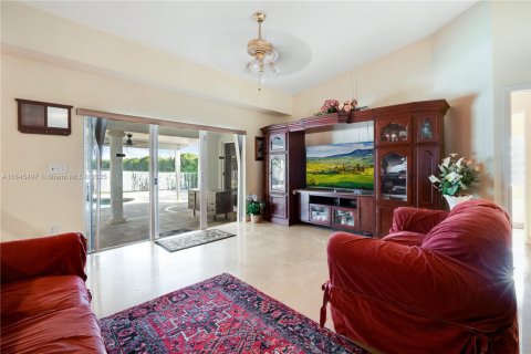 House in Miami, Florida 4 bedrooms, 203.18 sq.m. № 1844040 - photo 16