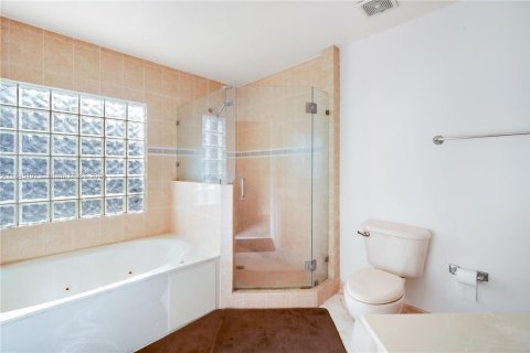 House in Miami, Florida 4 bedrooms, 203.18 sq.m. № 1844040 - photo 20