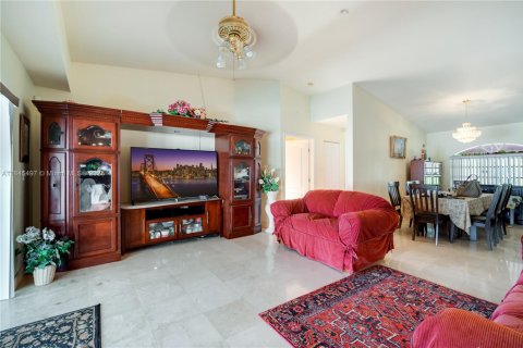 House in Miami, Florida 4 bedrooms, 203.18 sq.m. № 1844040 - photo 15