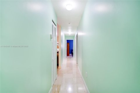 House in Miami, Florida 4 bedrooms, 203.18 sq.m. № 1844040 - photo 30
