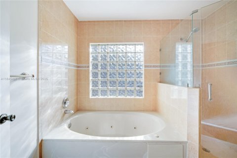 House in Miami, Florida 4 bedrooms, 203.18 sq.m. № 1844040 - photo 21
