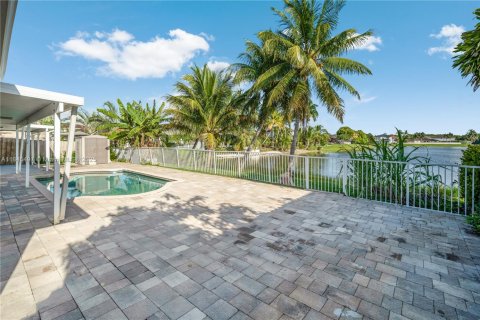 House in Miami, Florida 4 bedrooms, 203.18 sq.m. № 1844040 - photo 5