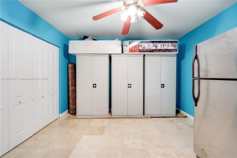 House in Miami, Florida 4 bedrooms, 203.18 sq.m. № 1844040 - photo 26