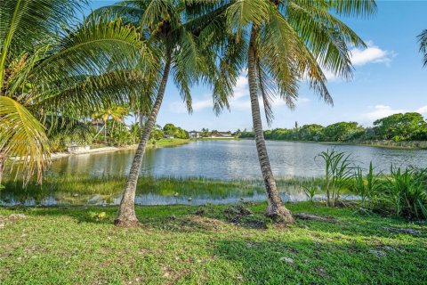 House in Miami, Florida 4 bedrooms, 203.18 sq.m. № 1844040 - photo 6