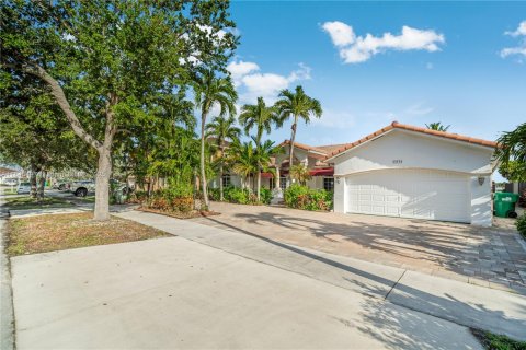 House in Miami, Florida 4 bedrooms, 203.18 sq.m. № 1844040 - photo 1