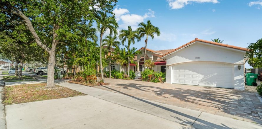 House in Miami, Florida 4 bedrooms, 203.18 sq.m. № 1844040