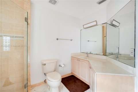 House in Miami, Florida 4 bedrooms, 203.18 sq.m. № 1844040 - photo 22