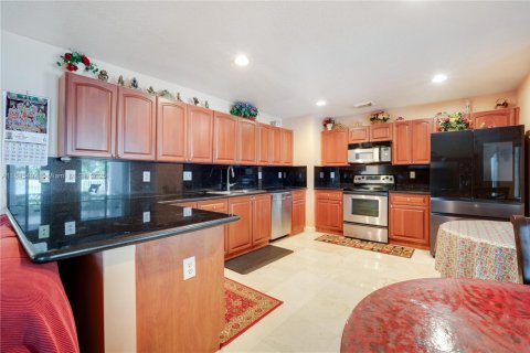 House in Miami, Florida 4 bedrooms, 203.18 sq.m. № 1844040 - photo 11