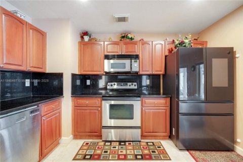 House in Miami, Florida 4 bedrooms, 203.18 sq.m. № 1844040 - photo 12