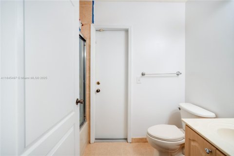 House in Miami, Florida 4 bedrooms, 203.18 sq.m. № 1844040 - photo 27