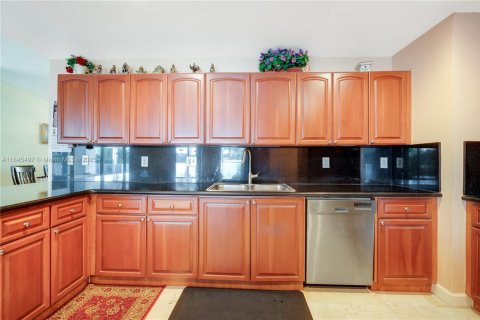 House in Miami, Florida 4 bedrooms, 203.18 sq.m. № 1844040 - photo 13