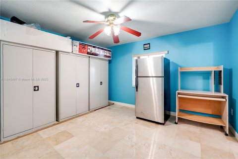House in Miami, Florida 4 bedrooms, 203.18 sq.m. № 1844040 - photo 25
