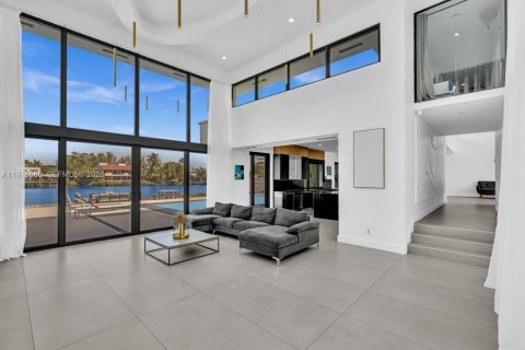Villa ou maison à vendre à Miami, Floride: 5 chambres, 301.84 m2 № 2038504 - photo 12