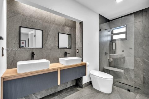 Villa ou maison à vendre à Miami, Floride: 5 chambres, 301.84 m2 № 2038504 - photo 30