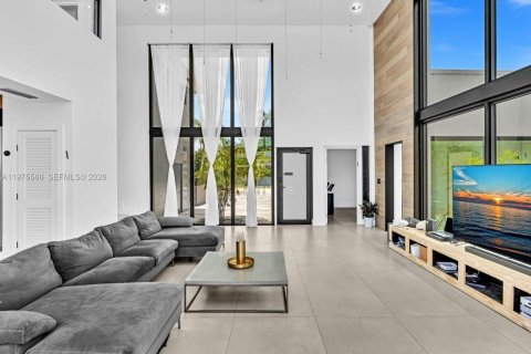 Villa ou maison à vendre à Miami, Floride: 5 chambres, 301.84 m2 № 2038504 - photo 13
