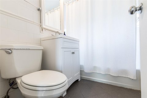 Condo in Miami, Florida, 1 bedroom  № 1881947 - photo 14