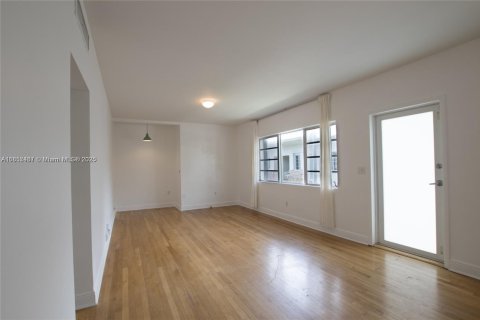 Condo in Miami, Florida, 1 bedroom  № 1881947 - photo 10
