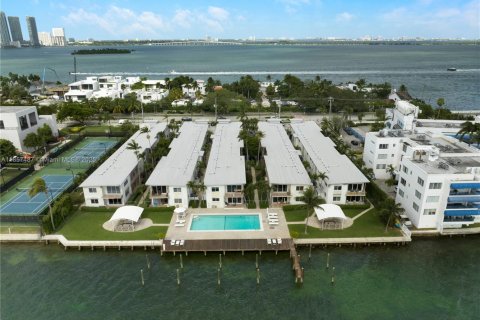 Condo in Miami, Florida, 1 bedroom  № 1881947 - photo 1
