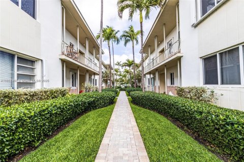 Condo in Miami, Florida, 1 bedroom  № 1881947 - photo 16