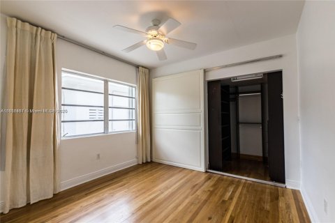 Condo in Miami, Florida, 1 bedroom  № 1881947 - photo 6