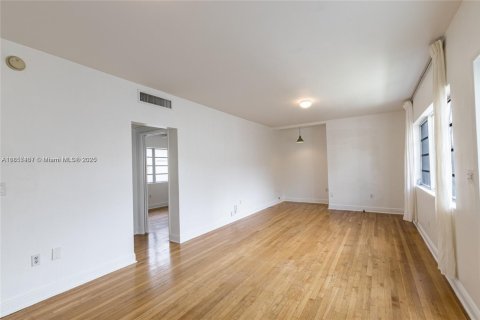Condo in Miami, Florida, 1 bedroom  № 1881947 - photo 13