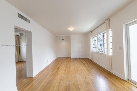 Condo in Miami, Florida, 1 bedroom  № 1881947 - photo 7