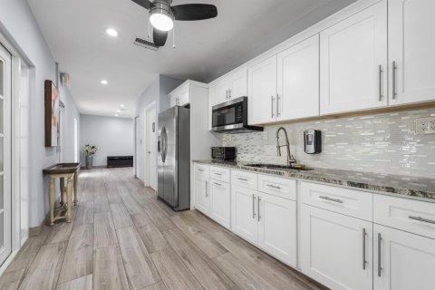 Condo in Pompano Beach, Florida, 2 bedrooms № 2247073 - photo 22