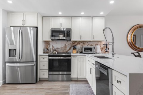 Condo in Pompano Beach, Florida, 2 bedrooms № 2247073 - photo 9