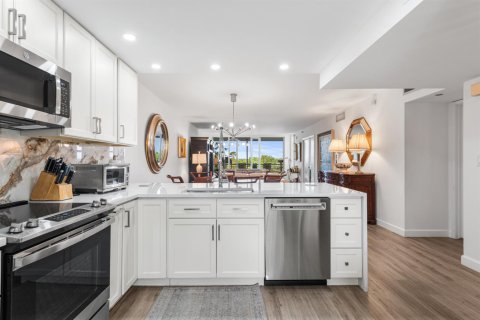 Condo in Pompano Beach, Florida, 2 bedrooms № 2247073 - photo 8