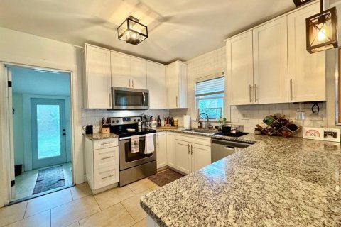 House in Tampa, Florida 2 bedrooms, 100.33 sq.m. № 1909098 - photo 7