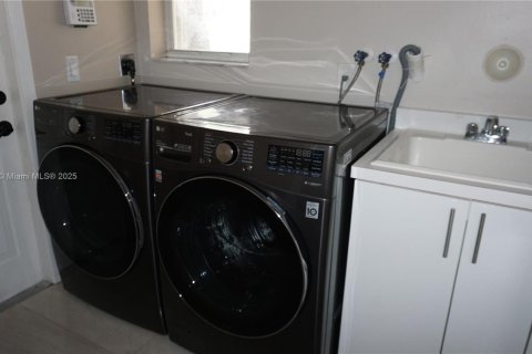 House in Weston, Florida 5 bedrooms, 250.09 sq.m. № 1924149 - photo 21