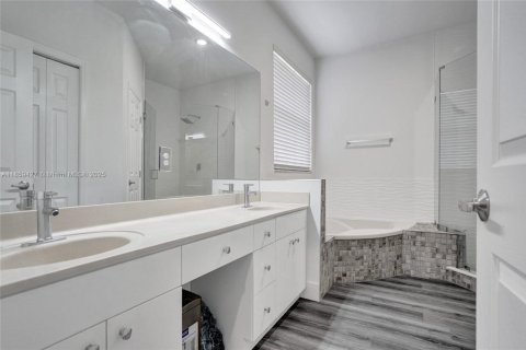 Casa en venta en Pembroke Pines, Florida, 4 dormitorios, 225.57 m2 № 1888078 - foto 24