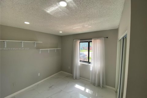 House in Miami, Florida 3 bedrooms, 108.6 sq.m. № 1953828 - photo 7